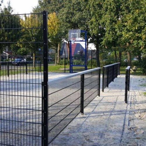 Pannakooi met basketbal 139 Geluidsarm pannaveld 7.5 x 15m in Appelscha met basketbalvoorzienig en als speelvloer tegels 30 x 30cm.